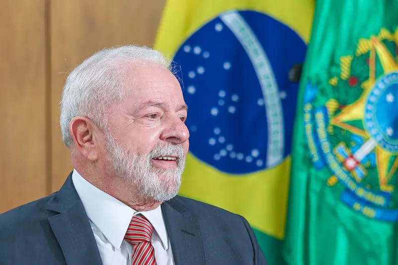 Lula faz exames de imagem da cabeça e está liberado para viagens