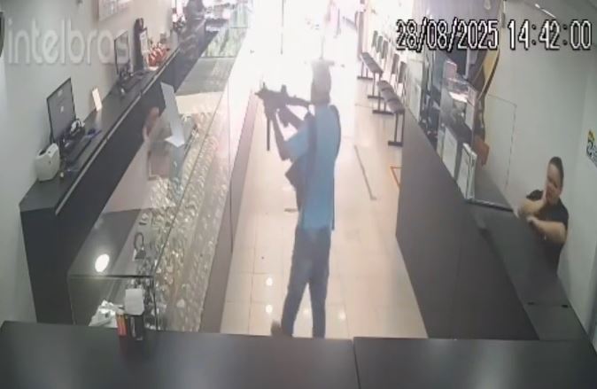 Vídeos: Assaltante usa submetralhadora para ameaçar e render funcionários no Centro de Manaus