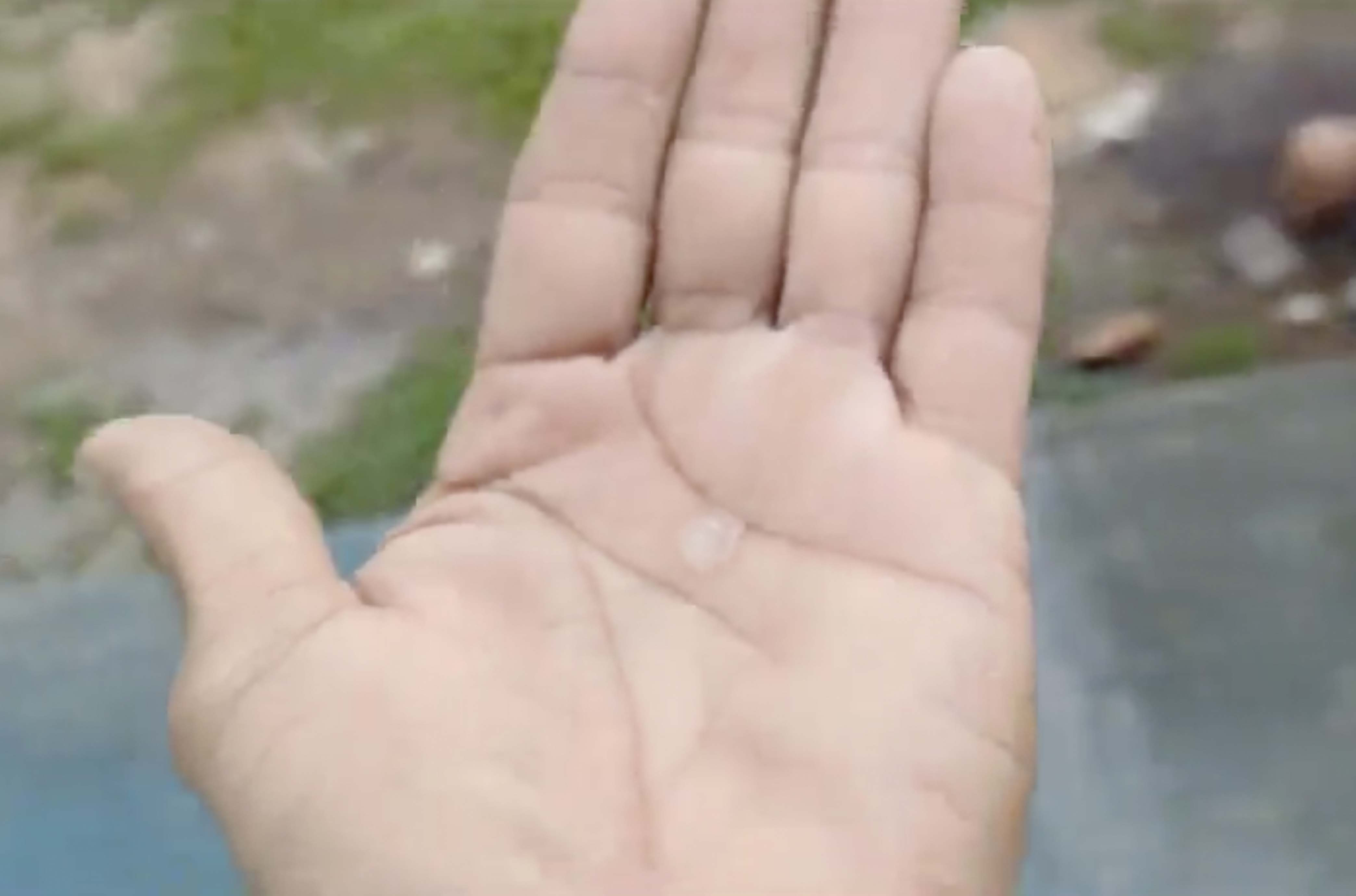 Vídeo: Depois de muita fumaça, chove granizo em Manaus