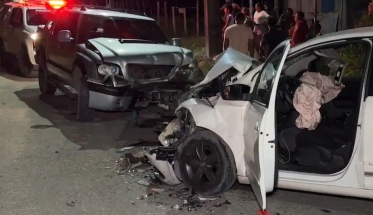 Colisão entre carros deixa feridos em ramal no Distrito Industrial