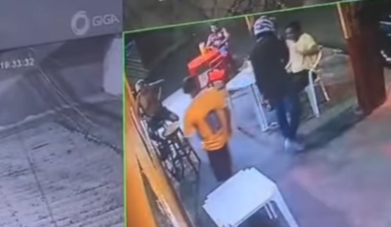 Vídeo: assaltantes rendem clientes de bar no Alvorada