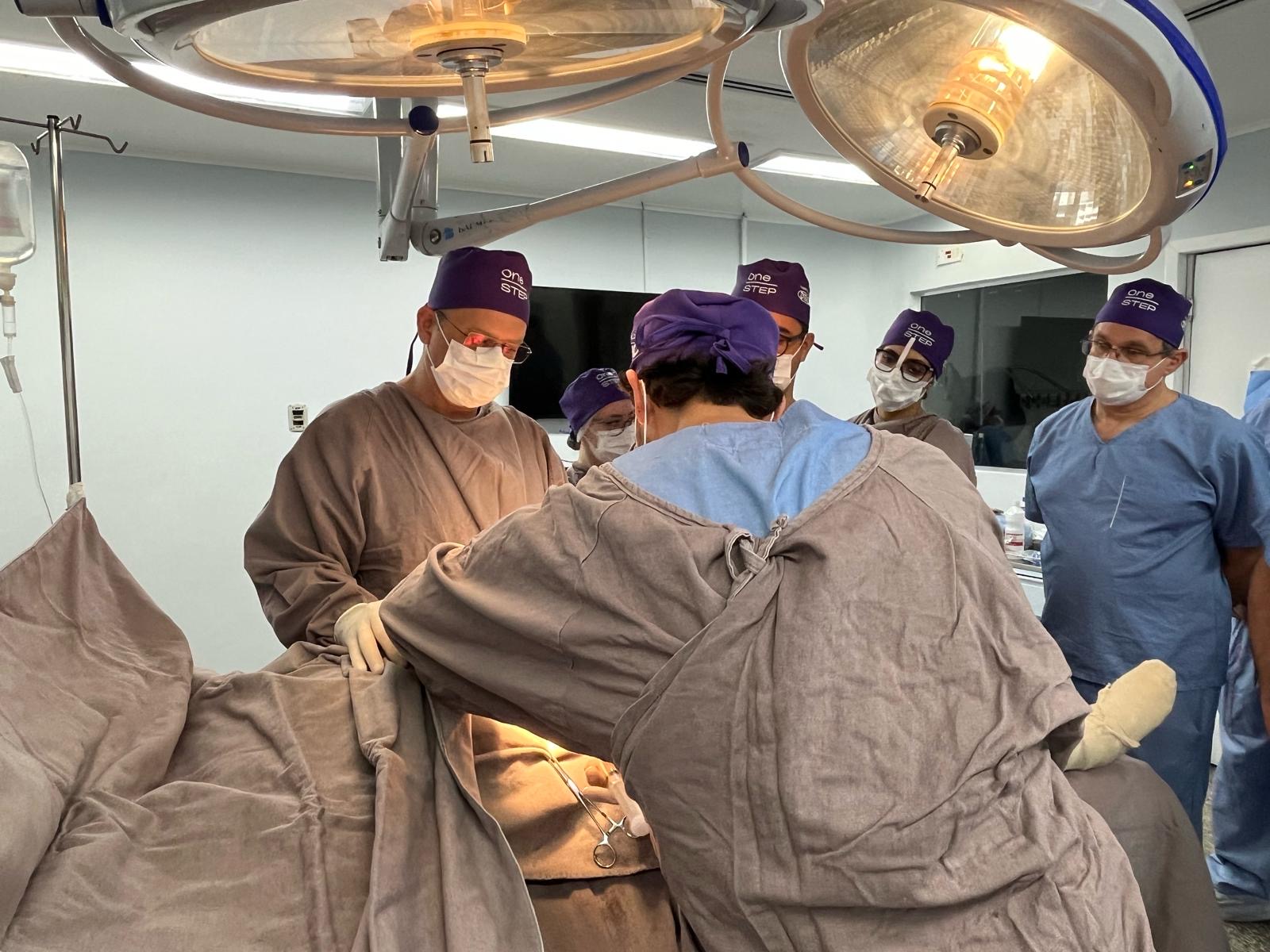 Fundação Hospital Adriano Jorge realiza cirurgia ortopédica com técnica inédita