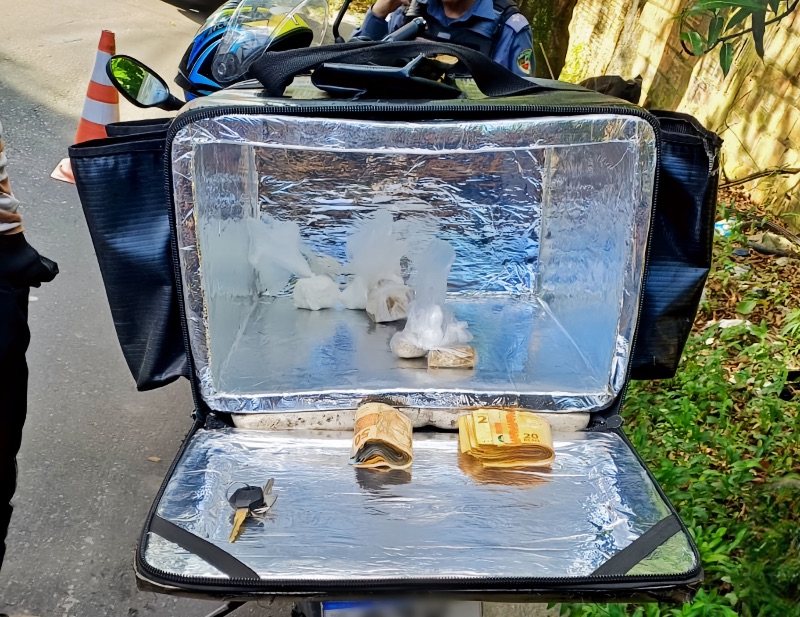 Motoboy que fazia 'delivery' de drogas é flagrado em blitz do Detran-AM