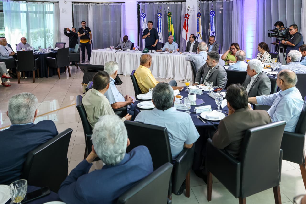 Fecomércio AM recebe Eduardo Braga para discutir impactos da Reforma Tributária no AM