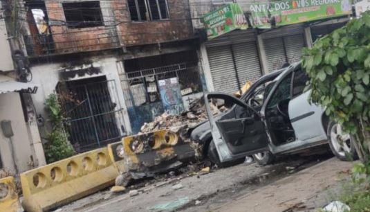 Acidente entre dois carros deixa feridos em Manaus