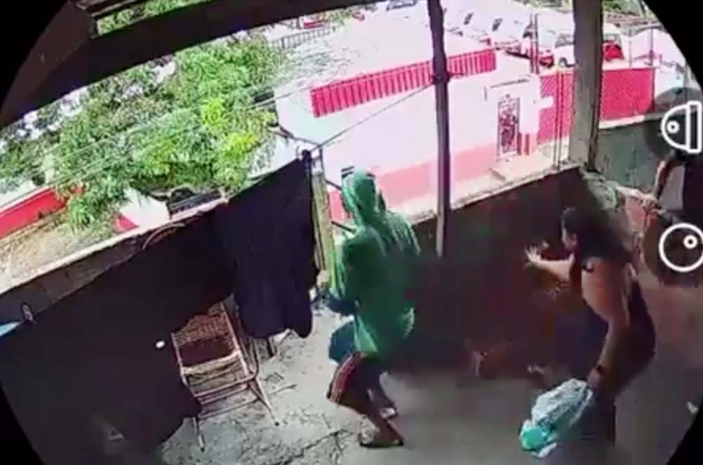Vídeo: Casal expulsa ladrão de fios com vassouradas em Manaus