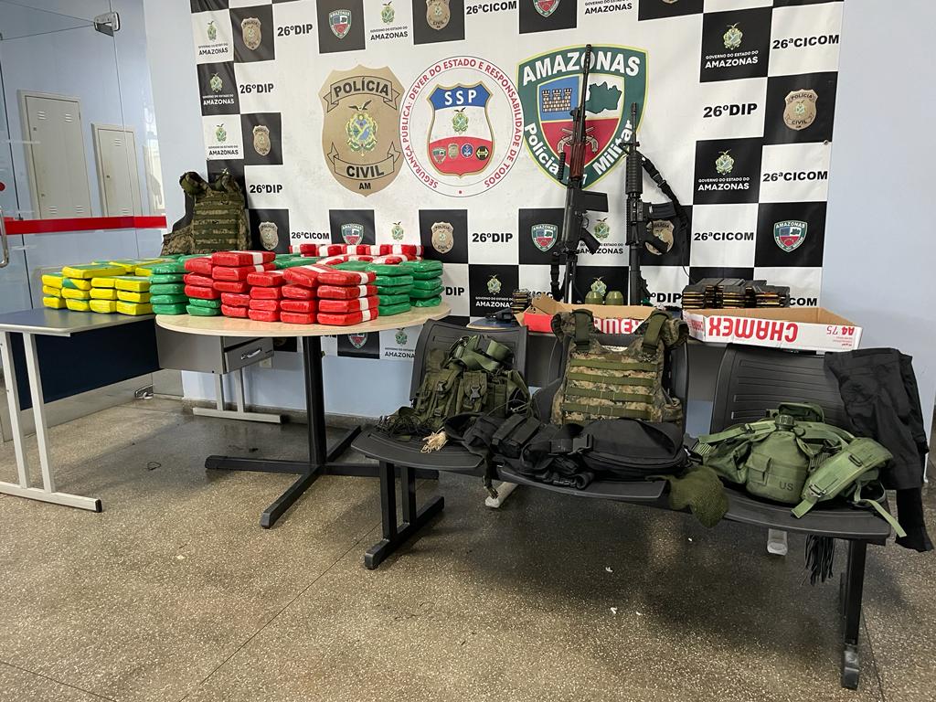 Dupla é presa com cerca de 200 quilos de cocaína e arsenal de guerra
