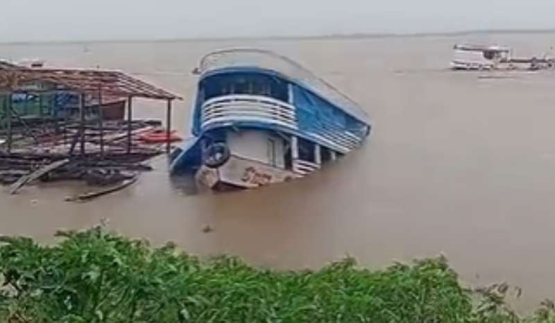 Vídeo: barco de recreio afunda em meio a temporal em Manacapuru