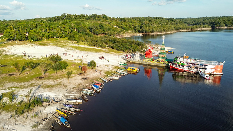 ‘Natal nas Águas’ leva cestas e brindes a 300 famílias ribeirinhas de Manaus