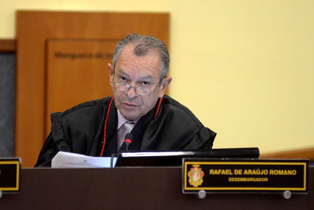 Vídeo: desembargador condenado por estupro da própria neta se entrega à polícia