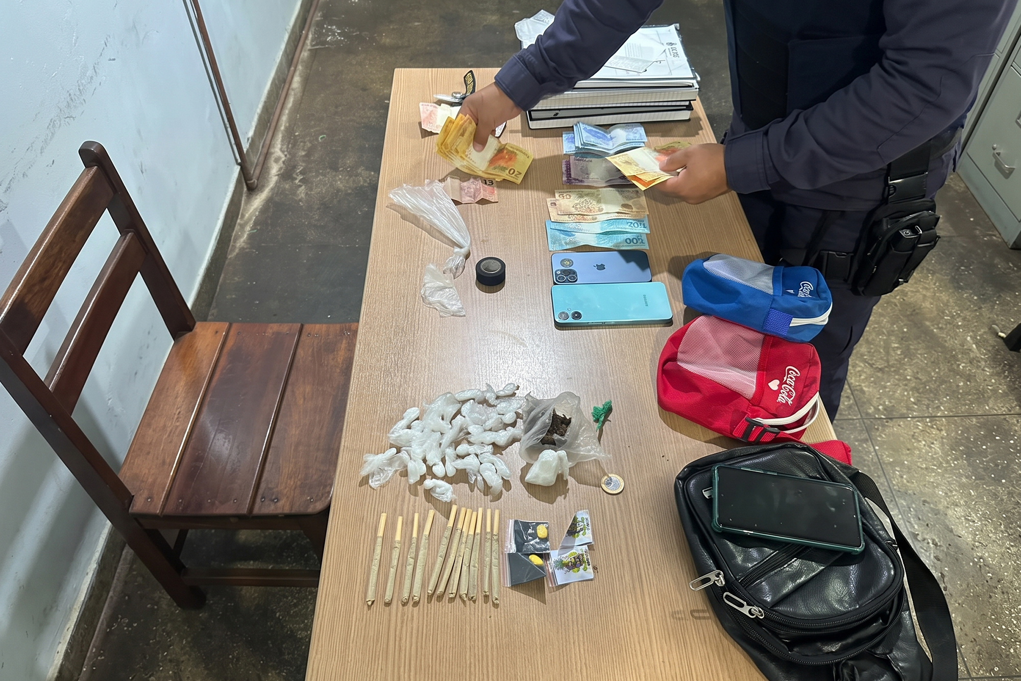 Dois homens são presos suspeitos de tráfico de drogas em Parintins