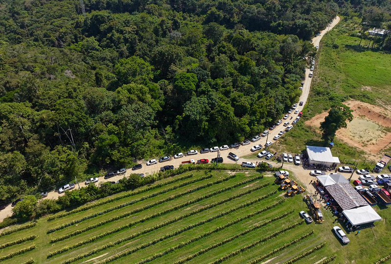 David Almeida assina ordem de serviço para pavimentação do ramal Água Branca 2