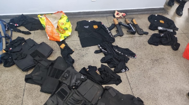 Membro de facção é preso com arsenal e fardas da PC-AM