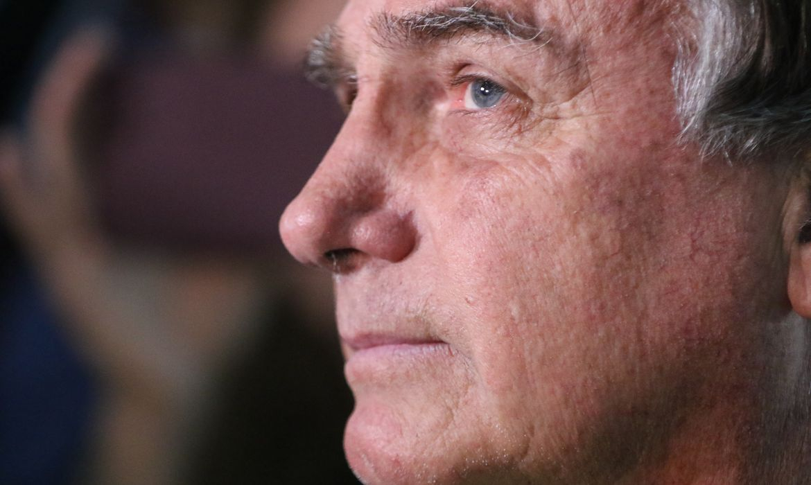 Bolsonaro inicia reabilitação pós-operatória