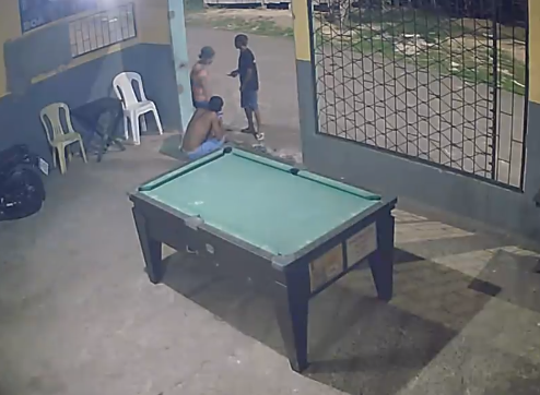 Vídeo: Três homens são baleados por pistoleiros em frente a bar em Coari