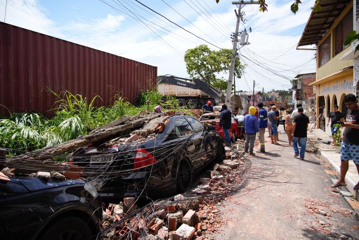 Muro desaba e atinge veículos e residências no Crespo