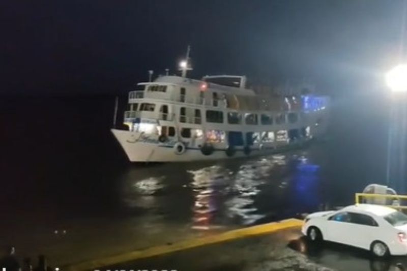 Passageiro pula no Rio Negro após homens armados invadirem barco