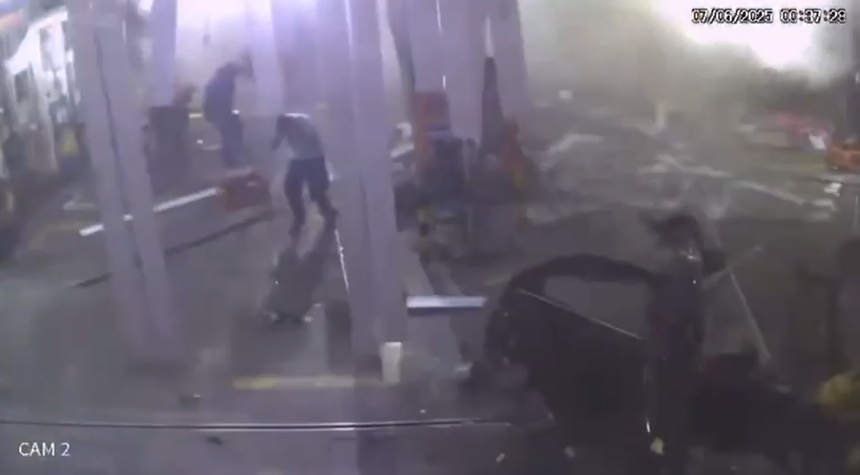 Vídeo mostra explosão de carro em posto de gasolina no RJ