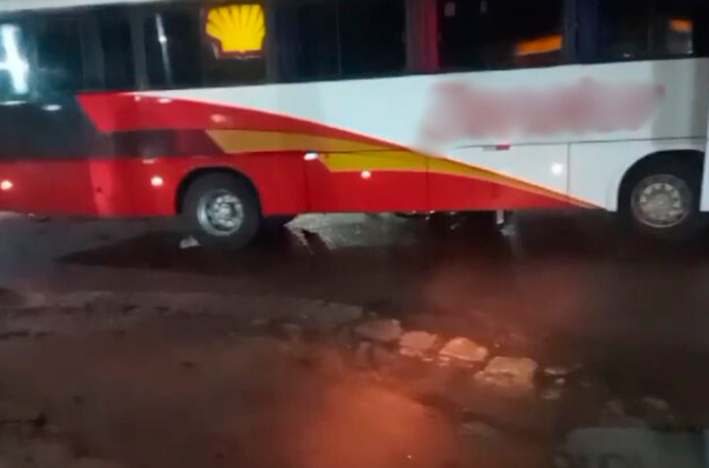 Vídeo: Motoqueiro tem cabeça esmagada por ônibus em Manaus