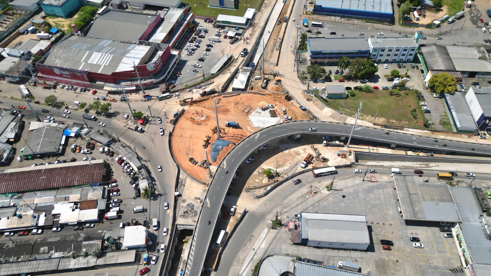 Fluxo da alça superior do complexo viário Rei Pelé será invertido para avanço das obras