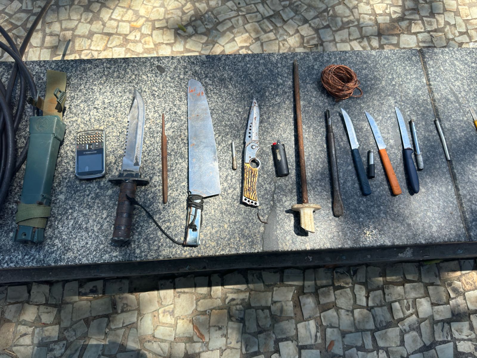 Polícia apreende facas na Praça dos Remédios durante operação