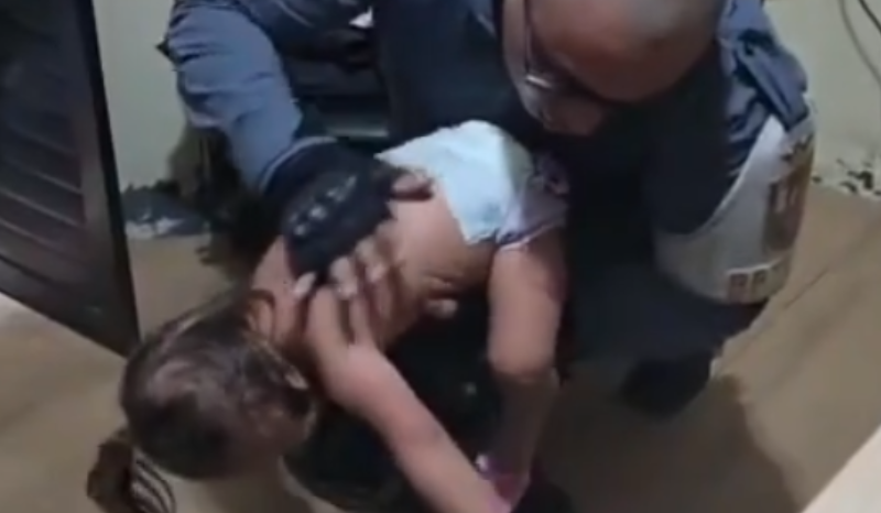 Vídeo: Policiais salvam bebê engasgada com amendoim na AM-010