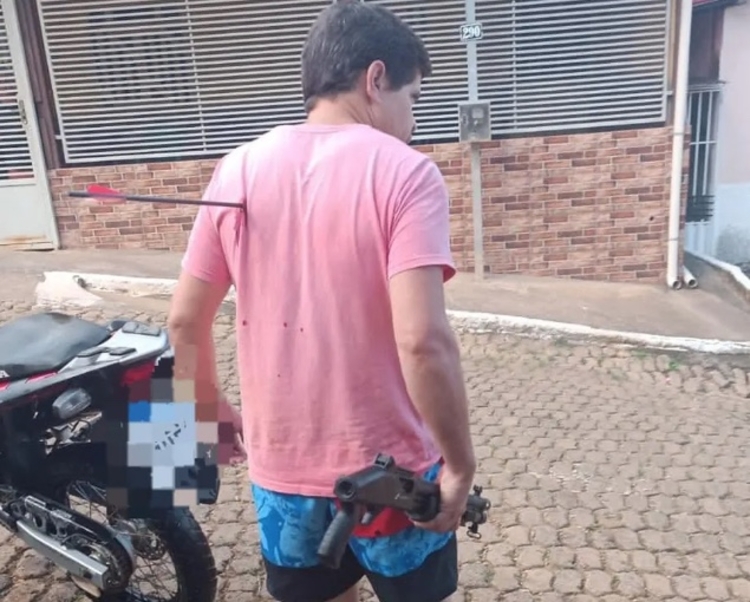 Homem leva flechada nas costas após briga com vizinho