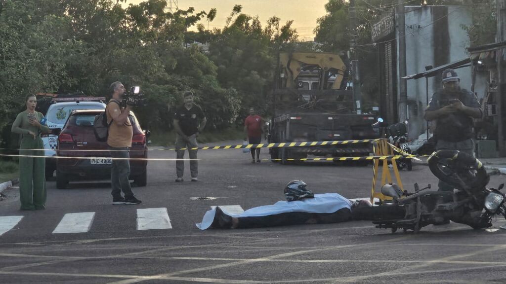 Motociclista morre após colisão com carro na Avenida Silves