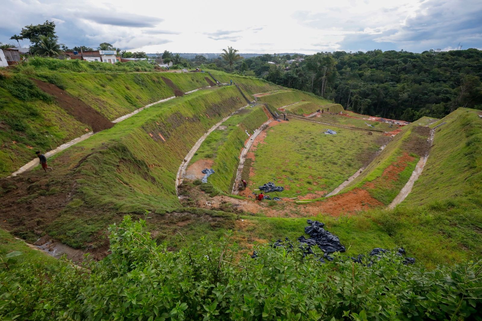 Em Rio Preto da Eva, governador Wilson Lima entrega obra de contenção