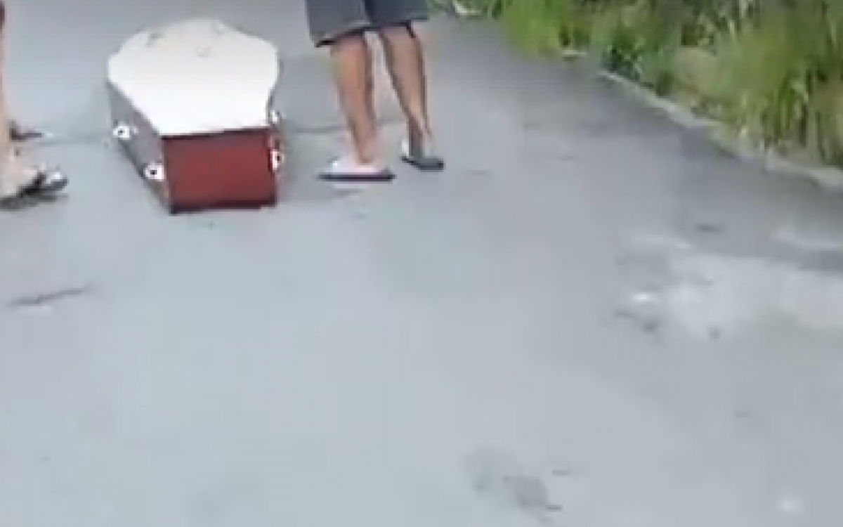Vídeo: caixão com corpo de homem cai de carro funerário em Manaus