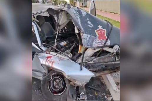 Carro colide com poste na Ponta Negra e deixa três feridos em Manaus