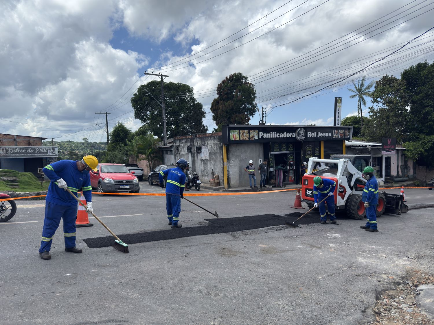 Em quarenta dias, concessionária aplica 3 mil toneladas de asfalto em mais de 1,5 mil ruas de Manaus
