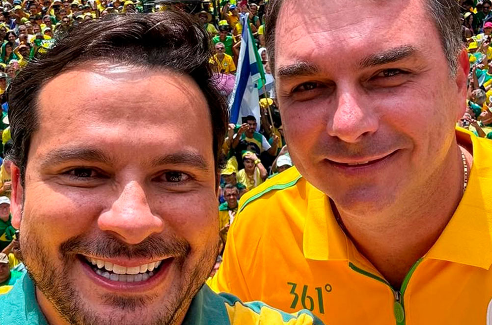 Flávio Bolsonaro pressiona Alberto Neto