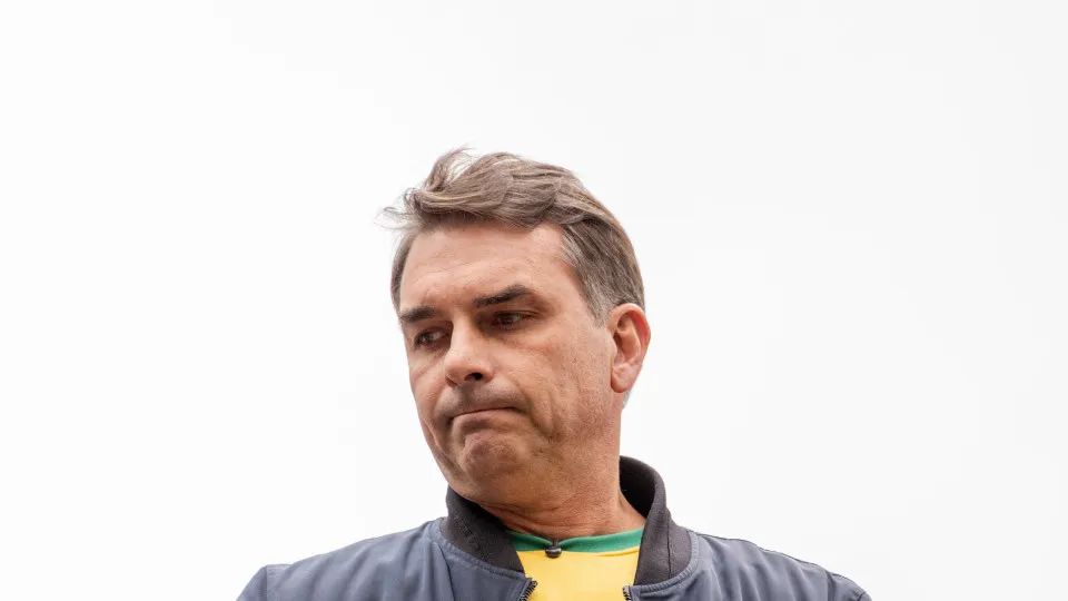 Flávio era 'usuário master' de conta ligada a jato de Vorcaro, diz PF