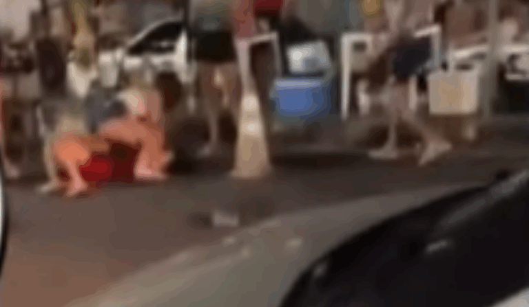 Vídeo registra briga entre mulheres em adega de Manaus