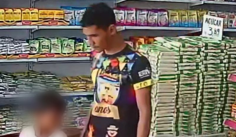 Vídeo: Câmeras flagram homem furtando celular com menos de 10 anos em Coari