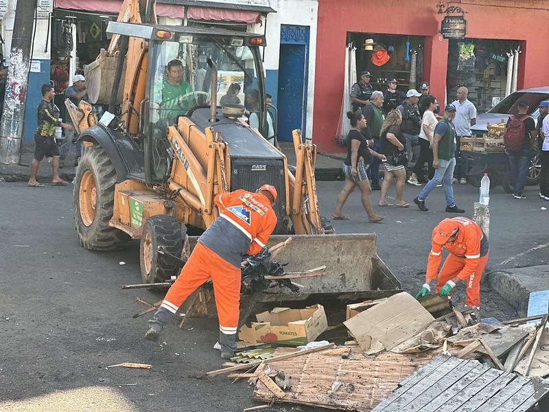 Prefeitura de Manaus retira quase cem barracas irregulares durante operação ‘Orla+Segura’