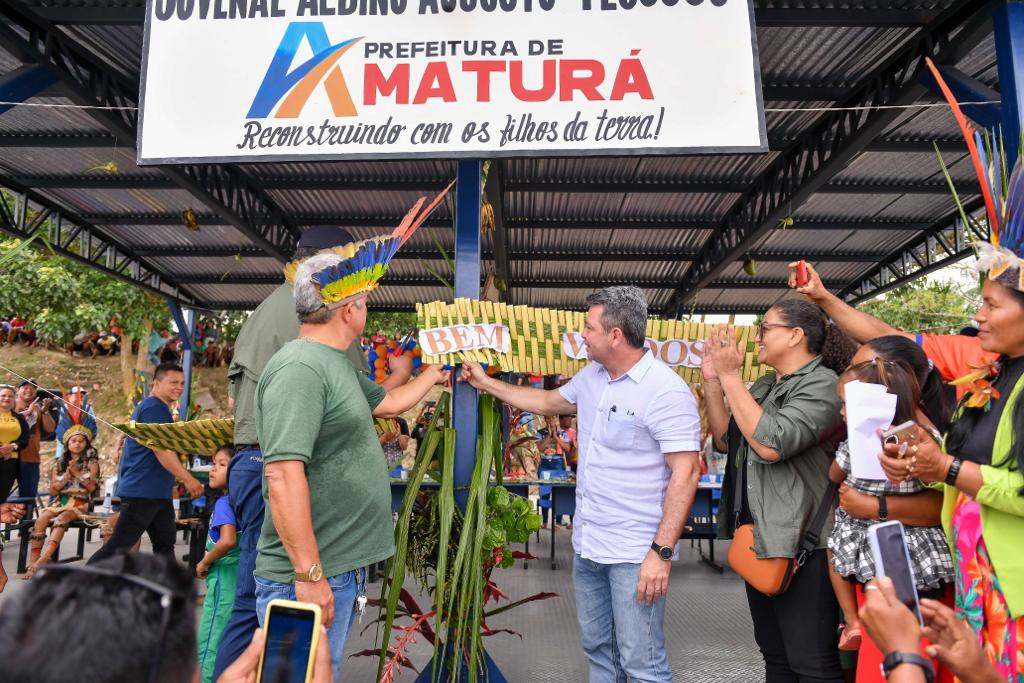Governo do Amazonas entrega terminal flutuante a comunidade indígena de Amaturá