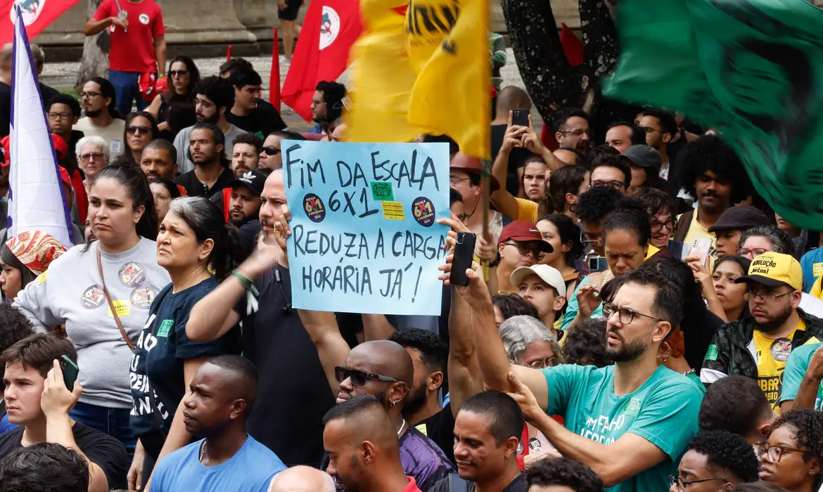 Apoio ao fim da escala 6x1 cresce e chega a 71% dos brasileiros, aponta Datafolha