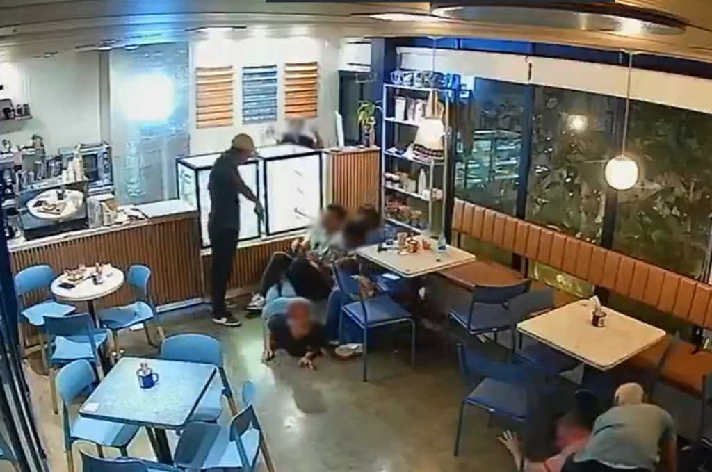 Vídeo: dupla armada assalta cafeteria e deixa clientes aterrorizados no Dom Pedro