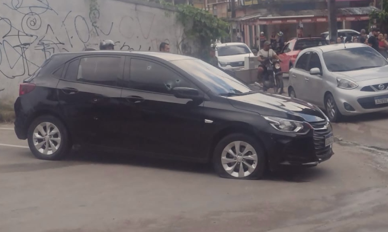Vídeo: Carro é metralhado em plena luz do dia na zona Norte de Manaus