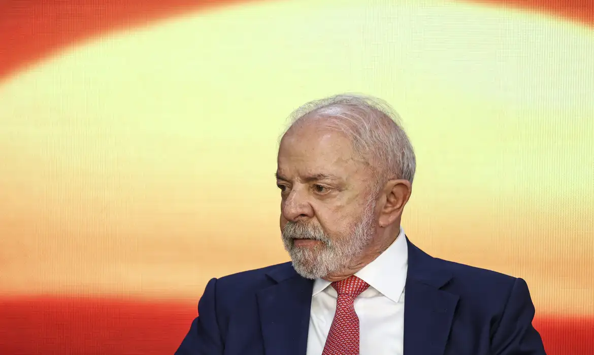 Lula sanciona reajustes do Legislativo, mas veta penduricalhos que furam teto