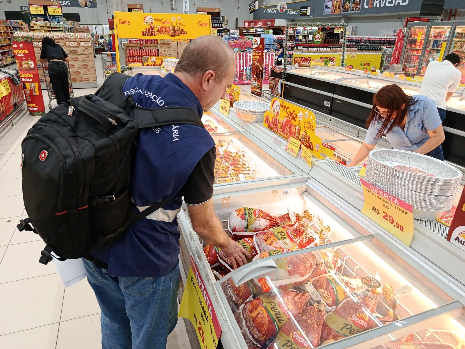 Operação autua nove supermercados e descarta 688 quilos de alimentos em Manaus