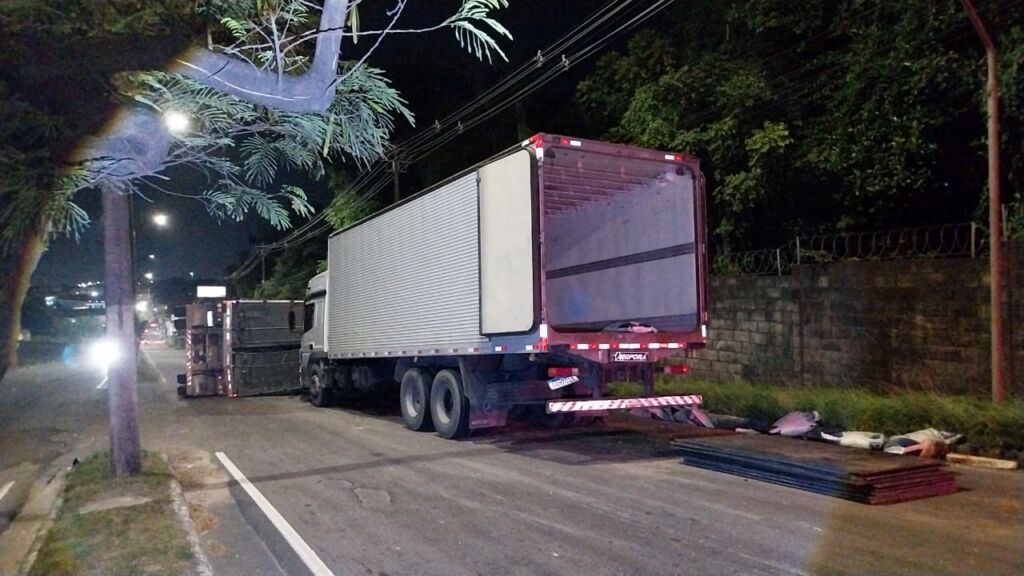 Vídeos: Motorista da carreta que tombou na avenida Rodrigo Otávio não tinha CNH