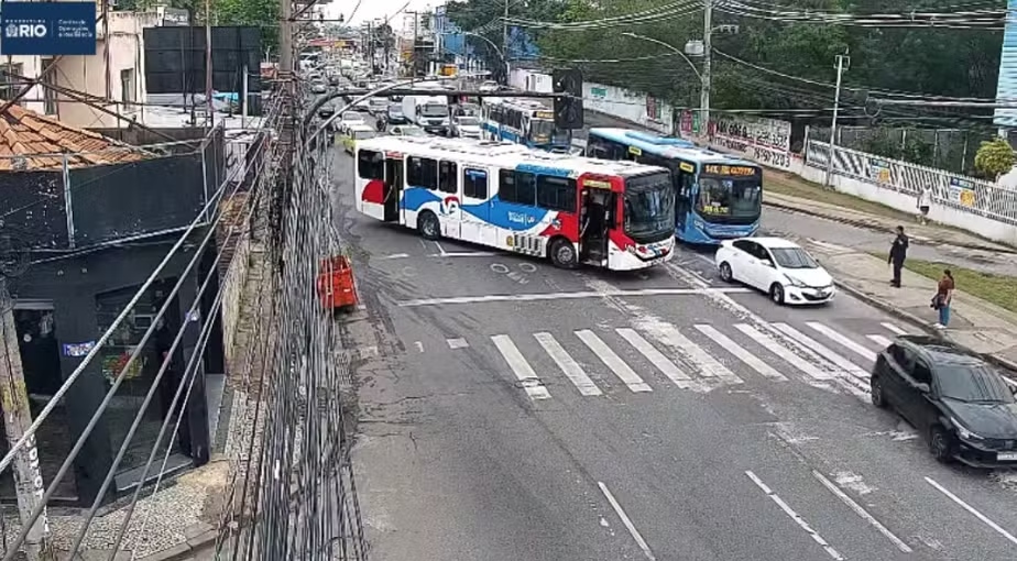 Vídeo: criminosos usam ônibus em barricadas contra operação policial no Rio