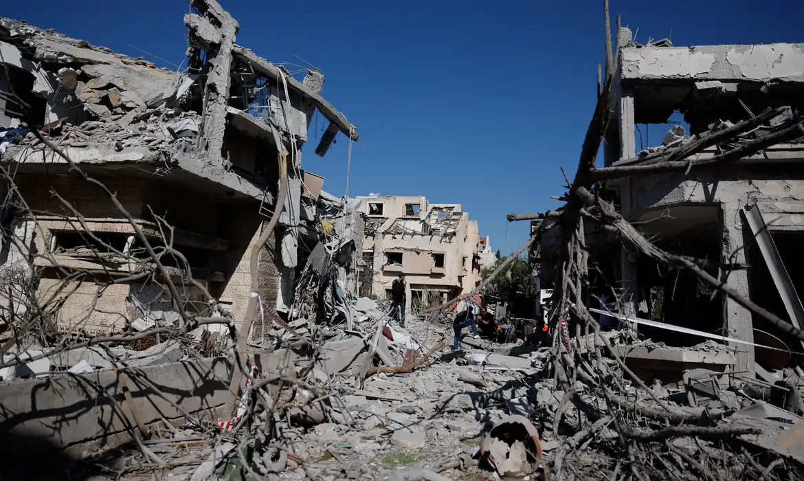 Israel ameaça fazer Teerã "queimar" após ataques do Irã