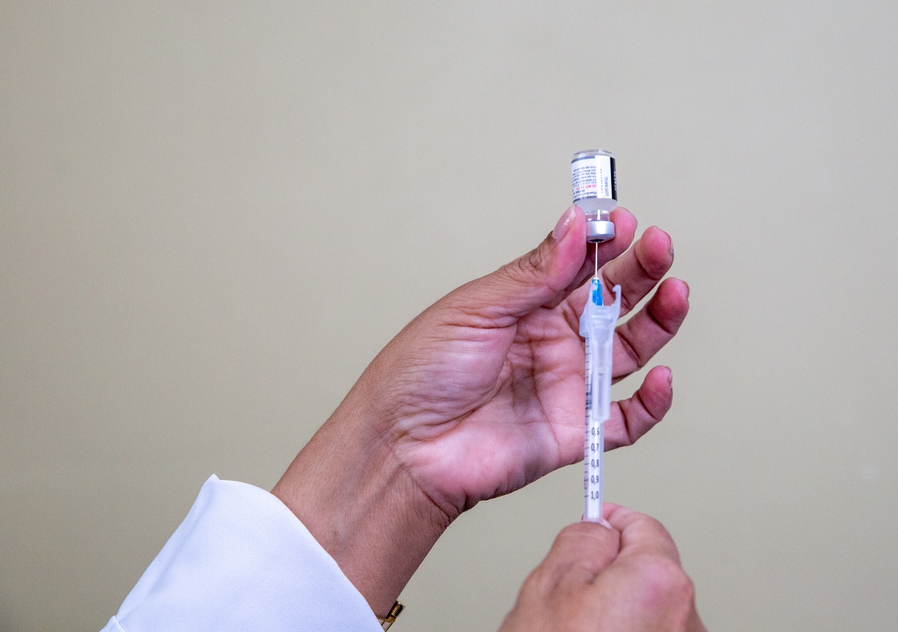 Prefeitura inicia oferta da vacina bivalente contra a Covid-19 para público com 18 anos ou mais