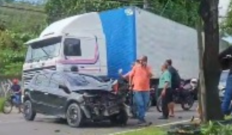 Vídeo: motorista fica ferido em acidente de trânsito na Av. Efigênio Salles