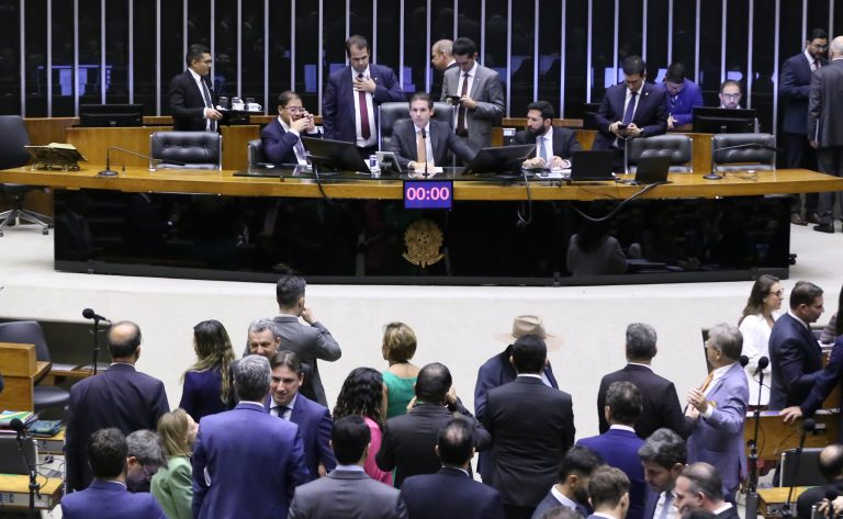 Com votos de deputados do AM, Câmara tenta blindar Bolsonaro de ação sobre golpe