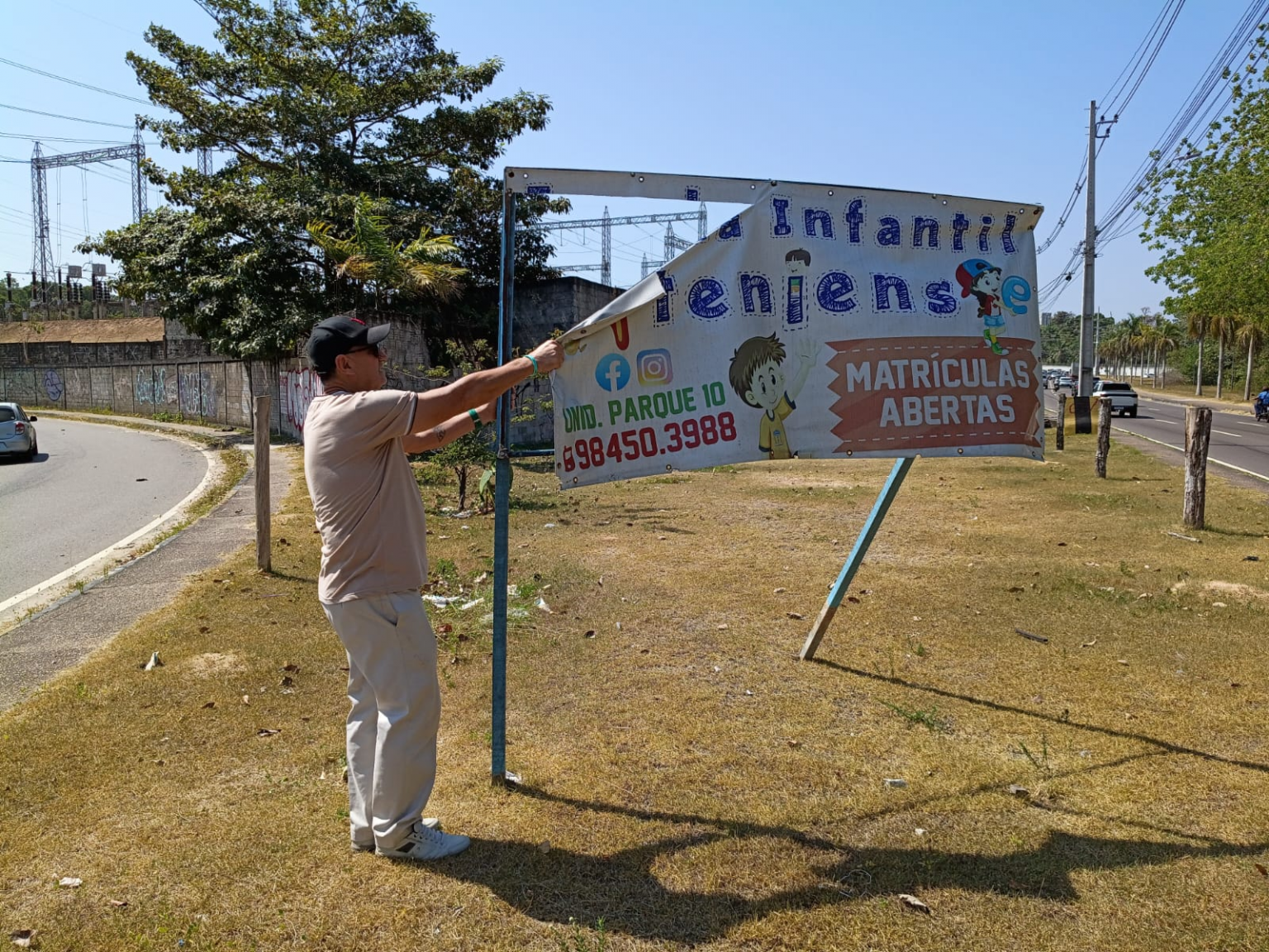 Implurb remove publicidade irregular em área pública no bairro Parque 10 de Novembro